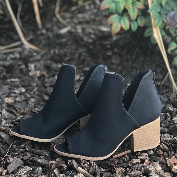 Side cut out peep toe booties - Picture 4 of 7